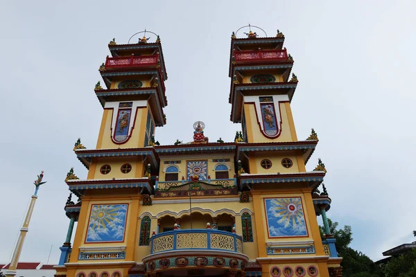 越南海安 2020年9月20日 巴尔科尼塔和两座塔楼位于曹代道教庙宇的主立面 Hoi Vietnam — 图库照片