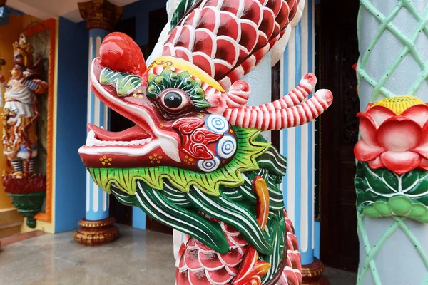 Hoi An, Vietnam, 20 Eylül 2020: Cao Dai Taoist Tapınağı 'nın girişindeki sütunlardan birinde ejderha Hoi An, Vietnam