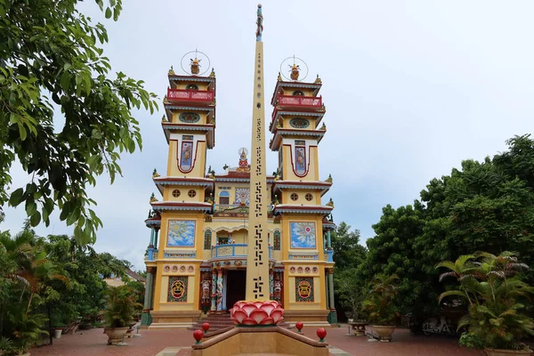 Hoi An, Vietnam, 20 Eylül 2020: renkli Taocu Cao Dai tapınağı. Hoi An, Vietnam