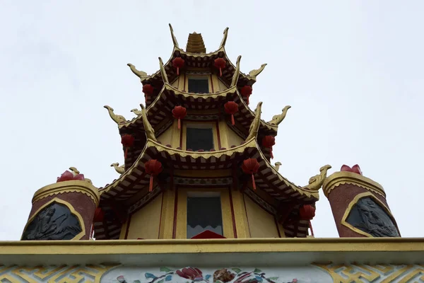 Hoi An, Vietnam, 20 Eylül 2020: Pagoda, Tinh Xa Ngoc Cam tapınağının bahçesindeki saygıdeğer bir keşişe ithaf edilmiştir. Hoi An, Vietnam