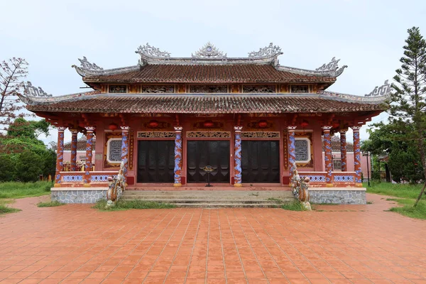 Hoi An, Vietnam, 20 Eylül 2020 Van Mieu Konfüçyüs Tapınağı 'nın ana cephesi. Hoi An, Vietnam