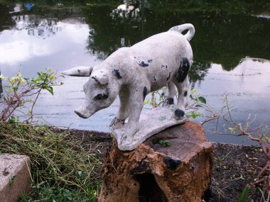 Bangkok, Tayland, 12 Kasım 2015 Domuz Anıtı 'nda küçük bir domuz heykeli. Bangkok Domuz Anıtı