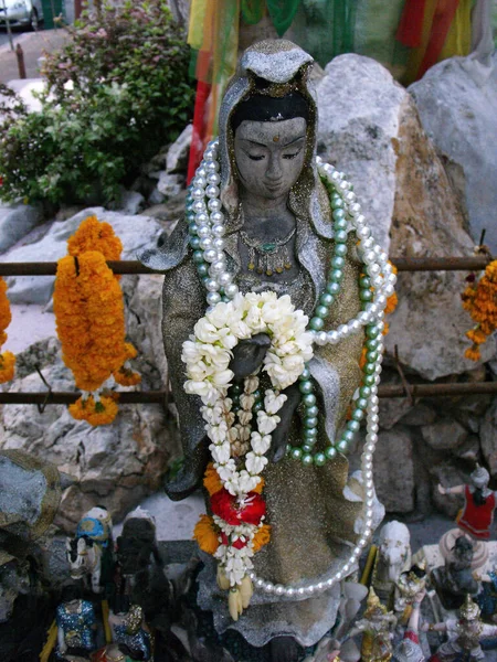 Bangkok Thaiföld 2015 November Kőszobor Gyöngyökkel Virágokkal Disznó Emlékműnél Bangkok — Stock Fotó