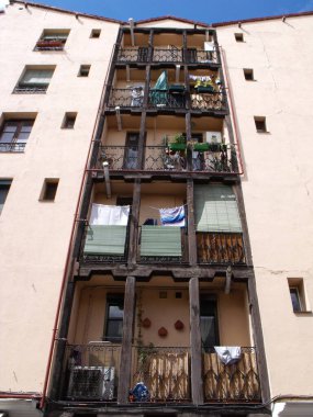 Madrid, İspanya, 17 Ağustos 2015: Lavapies mahallesindeki bir binanın tipik cephesi. Madrid