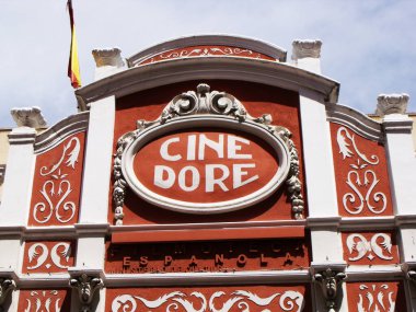 Madrid, İspanya, 15 Ağustos 2015: Ulusal film kütüphanesinin vatanı Cine Dore 'un renkli modernist tarzı. Madrid