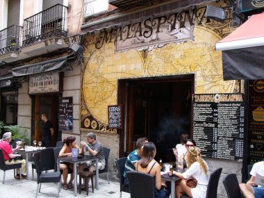 Madrid, İspanya, 15 Ağustos 2015: Malaspina barının terasında halk masalarında oturuyor. Madrid