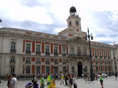 Madrid, İspanya, 15 Ağustos 2015: Puerta del Sol Meydanı 'ndaki Real Casa de Correos' un yanında yürüyen insanlar. Madrid