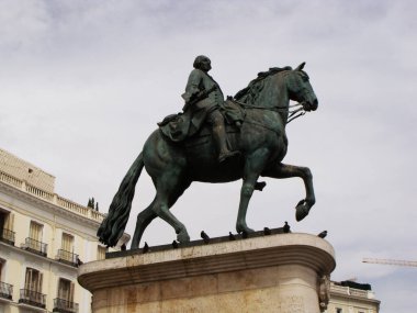 Madrid, İspanya, 15 Ağustos 2015: Puerta del Sol Meydanı 'nda Kral III. Madrid