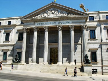 Madrid, İspanya, 19 Ağustos 2015: Milletvekilleri Kongresi 'nin önünde yürüyen insanlar. Madrid