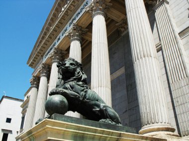 Madrid, İspanya, 19 Ağustos 2015: Milletvekilleri Meclisi 'nin merdivenlerindeki dökme demir aslanlardan biri. Madrid