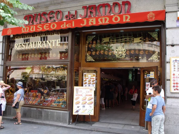 Madrid, İspanya, 15 Ağustos 2015: Müze del Jamon 'un kapısındaki insanlar. Madrid