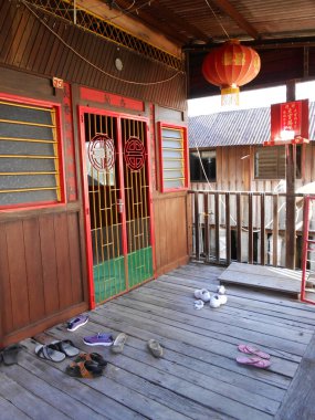 Georgetown, Penang, Malezya, 13 Kasım 2017: Malezya 'nın Georgetown kentinin ahşap zemini olan bir evin verandasında ayakkabılar