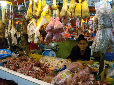 Kuala Lumpur, Malezya, 1 Şubat 2016: Bir adam Chow Kit Market, Kuala Lumpur 'daki kasap dükkanında müşterileri bekliyor