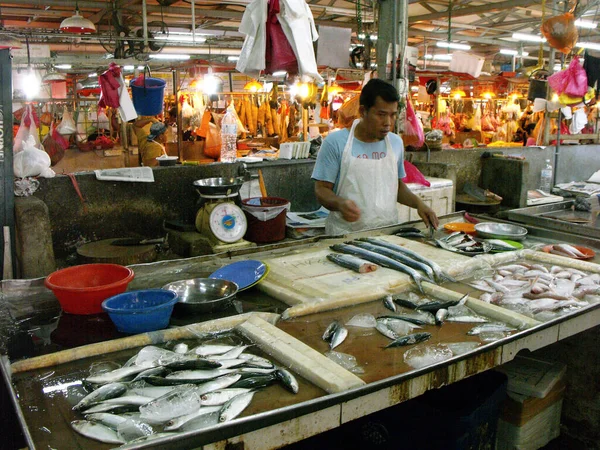 Kuala Lumpur Malasia Febrero 2016 Hombre Clasifica Los Peces Pescadero — Foto de Stock