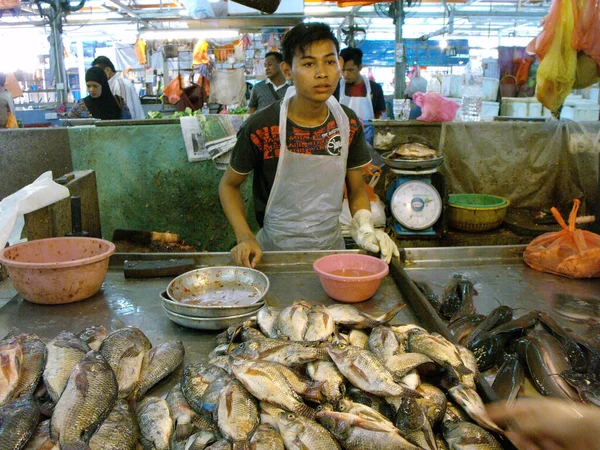 Kuala Lumpur Malasia Febrero 2016 Pescadero Atiende Cliente Chow Kit — Foto de Stock