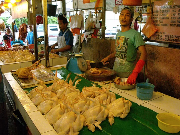 Kuala Lumpur Malasia Febrero 2016 Hombre Corta Pollos Una Carnicería — Foto de Stock
