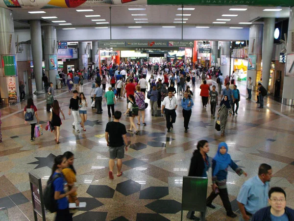 Kuala Lumpur, Malezya, 29 Ocak 2016: Kuala Lumpur 'daki KL Sentral İstasyonu' nun büyük lobilerinden birinde işçiler