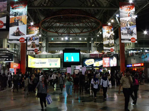 Kuala Lumpur Malasia Enero 2016 Personas Caminando Uno Los Grandes — Foto de Stock