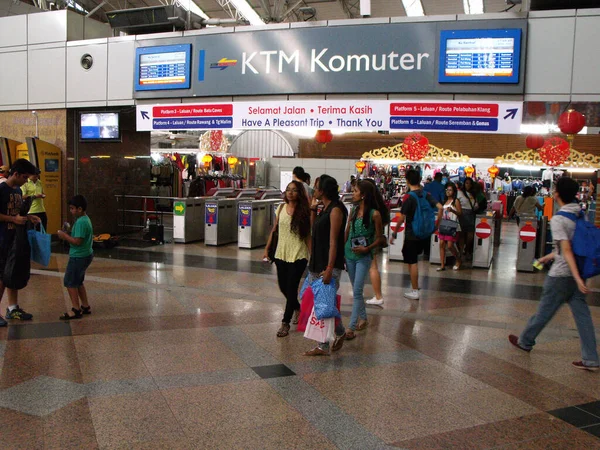 Kuala Lumpur Malaysia January 2016 People Entering Exiting Ktm Komuter — Stock Photo, Image