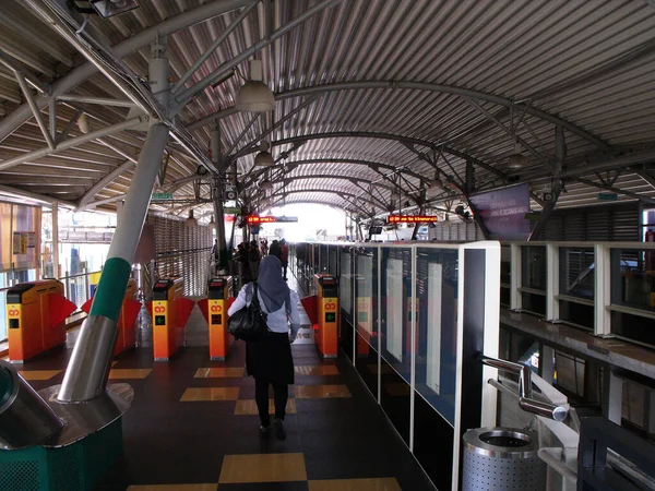 Kuala Lumpur Malaysia February 2016 Woman Enters One Subway Platforms — Stock Photo, Image