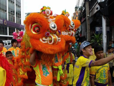 Bangkok, Tayland, 14 Kasım 2015: Bir grup insan Bangkok klanlarının festivalinde dans eden bir aslanın etrafında toplandı.
