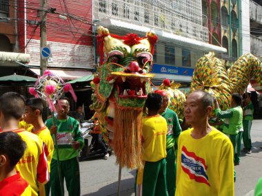 Bangkok, Tayland, 14 Kasım 2015: Bir grup insan ve bir ejderha Bangkok Klanlarının Festivali 'nde