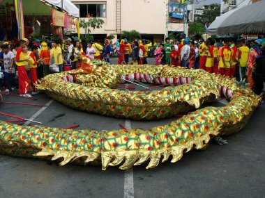 Bangkok, Tayland, 14 Kasım 2015: Çin kabilesinin Bangkok 'taki festivaline ara verildiği sırada ejderhanın etrafındaki insanlar