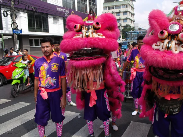 Bangkok Thailand November 2015 Ein Mann Mit Zwei Tanzenden Löwen — Stockfoto