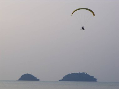 Yalnız sahilde bir paraglider, Koh Chang Adası. Tayland