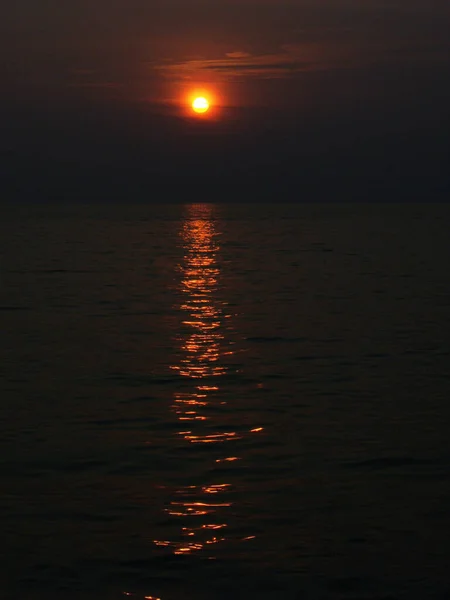 Zonsondergang Reflecties Zeewater Lonely Strand Koh Chang Island Thailand — Stockfoto