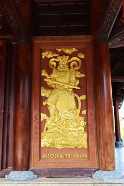 Hoi An, Vietnam, 4 Ekim 2020: Hoi An 'daki Chua Van Duc Tapınağı' nın kapılarından birinde altın yardım