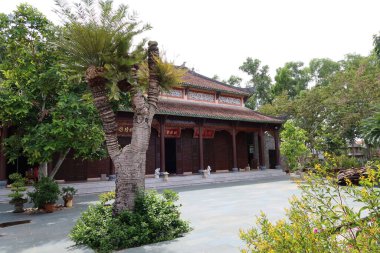 Hoi An, Vietnam, 4 Ekim 2020: Hoi An 'daki Chua Van Duc Tapınağının arka bahçesi