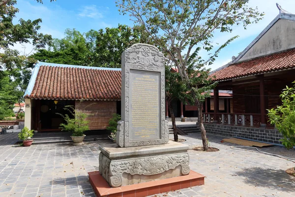 ホイアン ベトナム 2020年10月4日 ホイアンのチュア ヴァン ドゥック寺院の中庭の一つで寺院の書かれた歴史を持つ石 — ストック写真