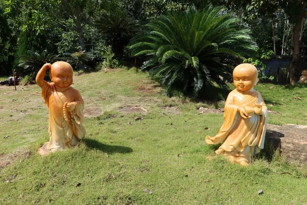 Hoi Vietnam Října 2020 Sochy Dvou Mladých Mnichů Zahradě Chrámu — Stock fotografie