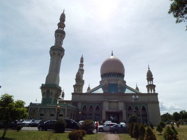 Bandar Seri Begawan, Brunei, 27 Ocak 2017: Arabalar Perpindahan Lambak Kanan Camii 'nin yanına park edildi. Brunei