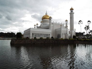 Bandar Seri Begawan, Brunei, 25 Ocak 2017: Brunei 'deki Sultan Ömer Ali Seydidin Camii' nin etkileyici mimarisi