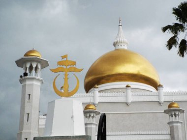 Bandar Seri Begawan, Brunei, 25 Ocak 2017: Brunei 'deki Sultan Ömer Ali Seydidin Camii' nin altın kubbesi ve minareleri