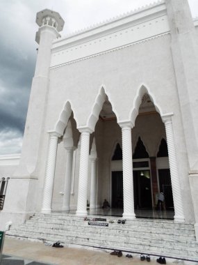 Bandar Seri Begawan, Brunei, 25 Ocak 2017: Brunei 'deki Sultan Ömer Ali Seydidin Camii' nin girişlerinden birine giriş