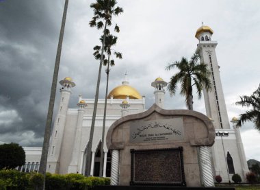 Bandar Seri Begawan, Brunei, 25 Ocak 2017: Brunei 'deki Sultan Ömer Ali Seydidin Camii önündeki anıt