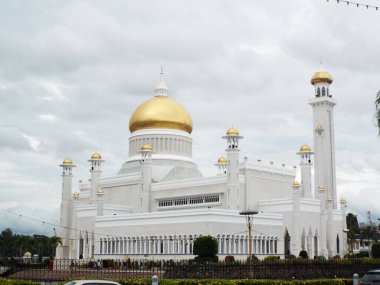 Bandar Seri Begawan, Brunei, 25 Ocak 2017: Brunei 'deki Sultan Ömer Ali Seydidin Camii' nin beyaz cephesi ve altın kubbeleri