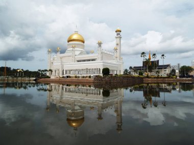 Bandar Seri Begawan, Brunei, 29 Ocak 2017: Sultan Omar Ali Saifuddin Camii Brunei 'deki bir gölün suyuna yansıdı