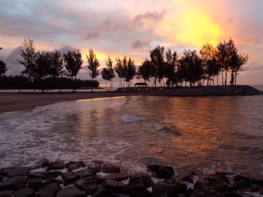 Bandar Seri Begawan, Brunei, 27 Ocak 2017, Tungku plajında gün batımı. Brunei