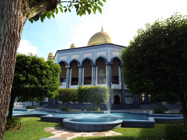 Bandar Seri Begawan, Brunei, 26 Ocak 2017: Brunei 'deki Jame Asr Hassanil Bolkiah Camii' nin yanında bir çeşme