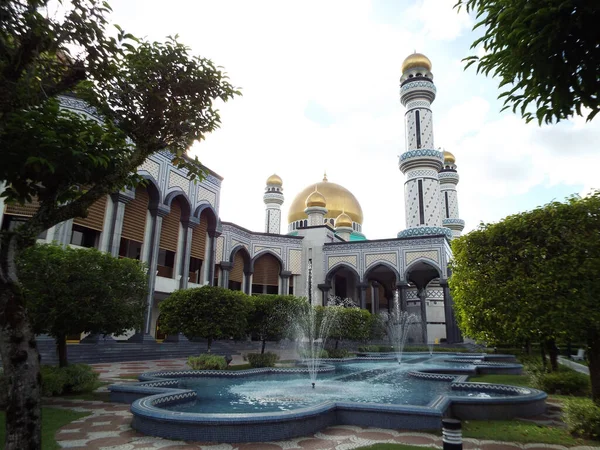 Bandar Seri Begawan, Brunei, 26 Ocak 2017: Brunei 'deki Jame Asr Hassanil Bolkiah Camii' nin bahçelerindeki çeşmelerden biri