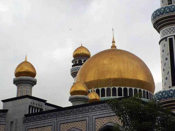 Bandar Seri Begawan, Brunei, 26 Ocak 2017: Brunei 'deki Jame Asr Hassanil Bolkiah Camii' nin altın kubbeleri