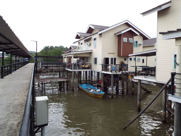 Bandar Seri Begawan Brunéi Enero 2017 Barco Bajo Una Casa —  Fotos de Stock