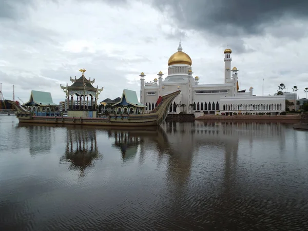 Bandar Seri Begawan Brunei Janeiro 2017 Barco Lago Frente Mesquita — Fotografia de Stock
