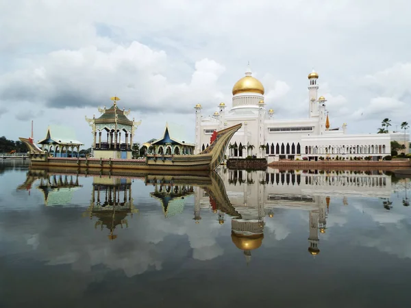 Bandar Seri Begawan Brunei Janeiro 2017 Reflexões Água Barco Mesquita — Fotografia de Stock