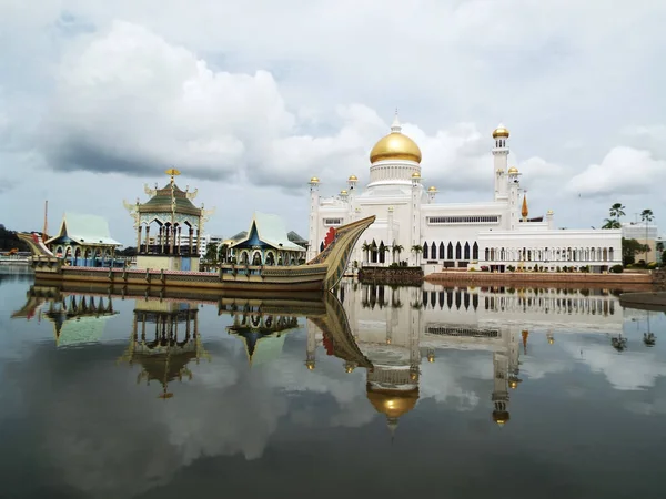 Bandar Seri Begawan Brunei Janeiro 2017 Barco Frente Mesquita Sultão — Fotografia de Stock