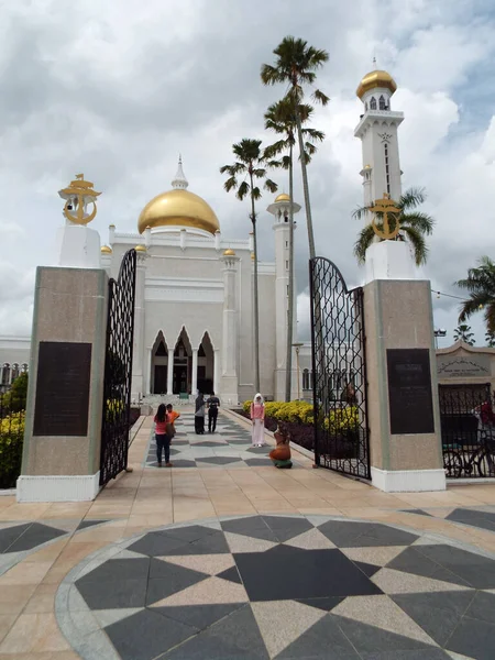 Bandar Seri Begawan Brunei Stycznia 2017 Osoby Wchodzące Wychodzące Głównym — Zdjęcie stockowe